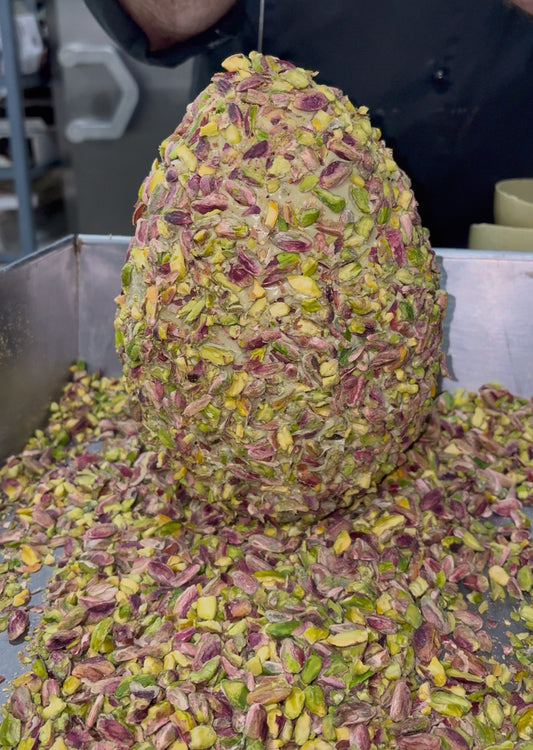 Uovo di Pasqua EXTRA Croccante con Pistacchi Interi ripieno di Cuoricini al Pistacchio - 700g.