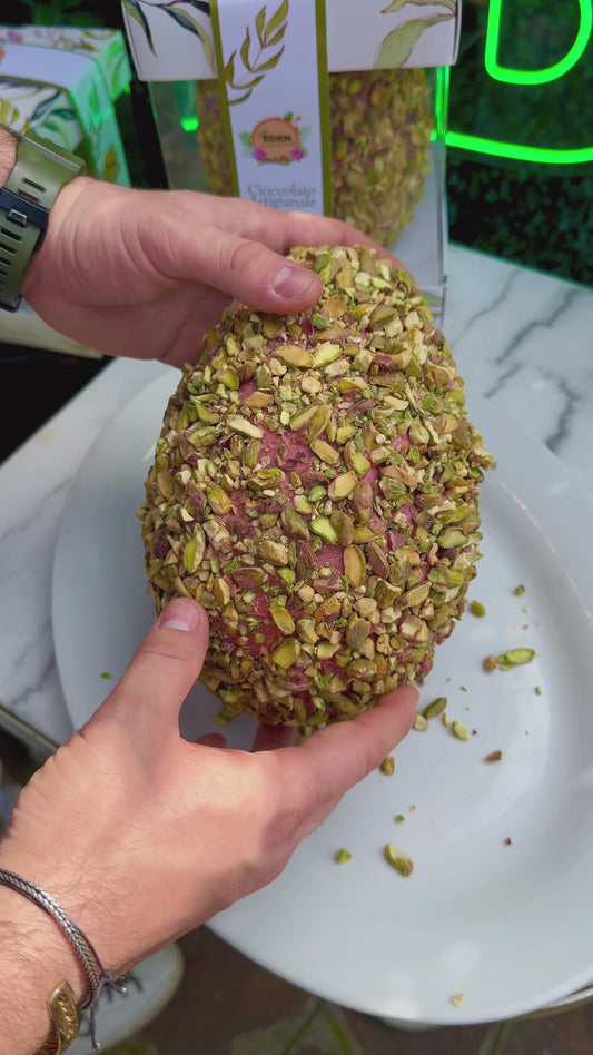 Uovo di Pasqua Fragola e Pistacchio con Crema al Pistacchio