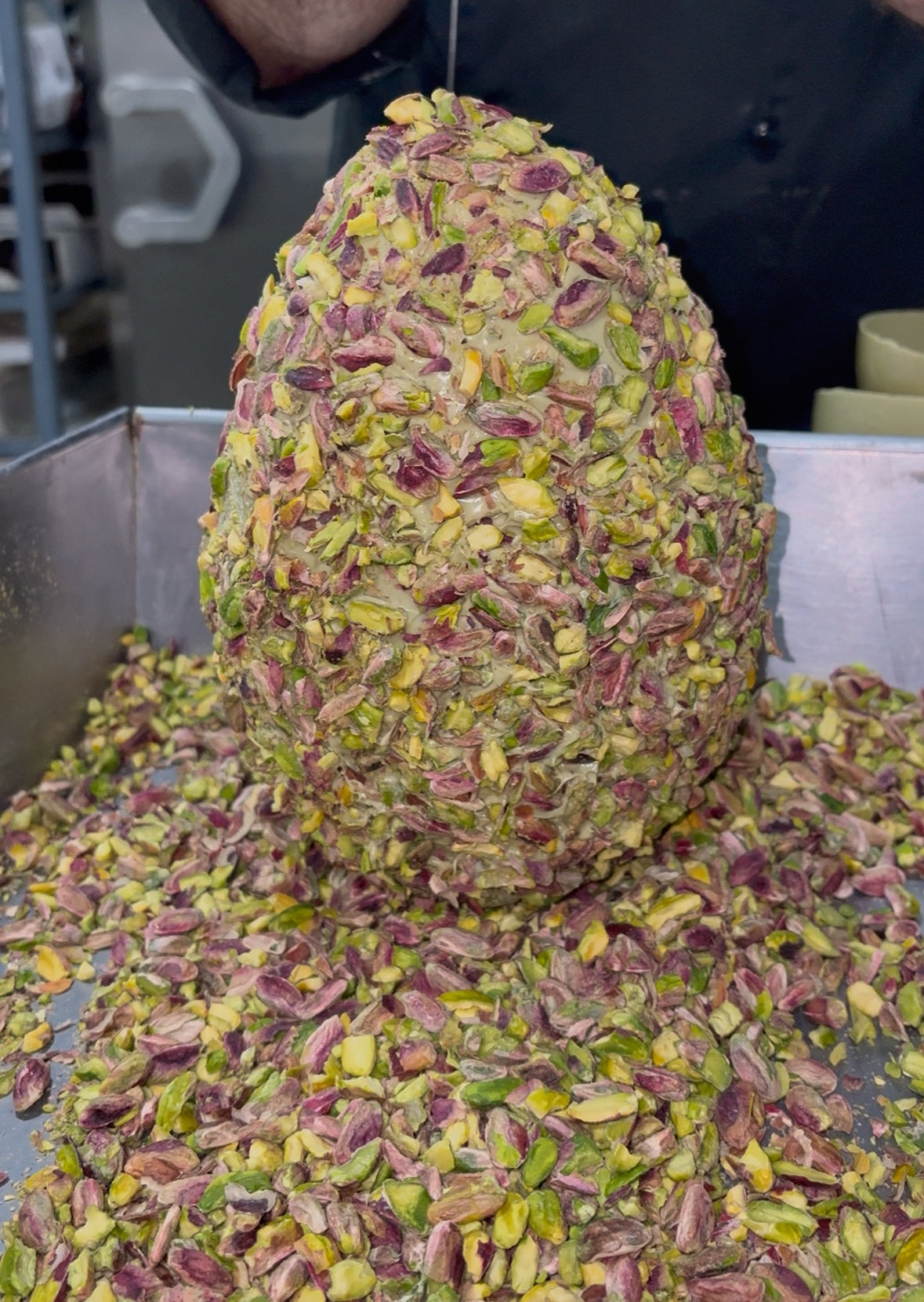 Uovo di Pasqua EXTRA Croccante con Pistacchi Interi ripieno di Cuoricini al Pistacchio - 700g