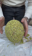 Carica e avvia il video nel visualizzatore di galleria, Uovo #FoodPorn Pistacchioso da 900 g (800g e all interno 100g di Praline Glassate Al Pistacchio)
